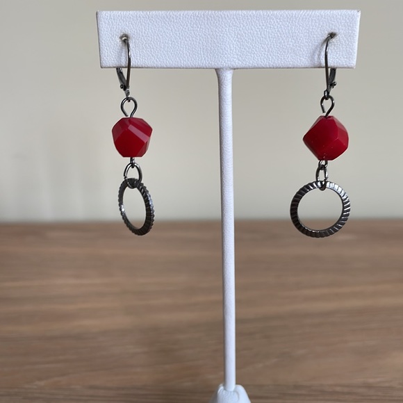 HAND CRAFTED EARRINGS Red Opaque Glass Beads Gunmetal Textured Rings - Picture 5 of 12